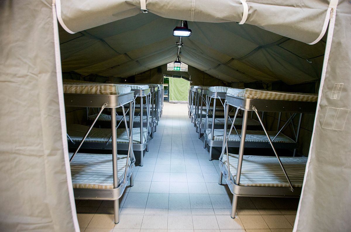 Inne i det tidligere Smart Club-bygget i Råde er det etablert en teltleir for flyktninger. Dette bildet er tatt før åpningen. Nå er bygningen full av nyankomne asylsøkere. Foto: Vegard Wivestad Grøtt / NTB scanpix