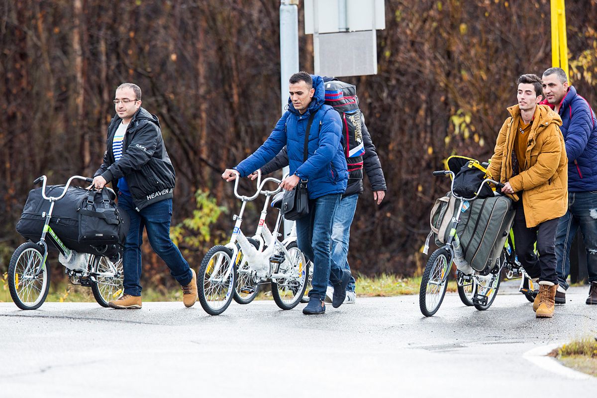 Fire menn triller syklene sine over grensen fra Russland til Norge tirsdag i forrige uke. Foto: Tore Meek / NTB scanpix