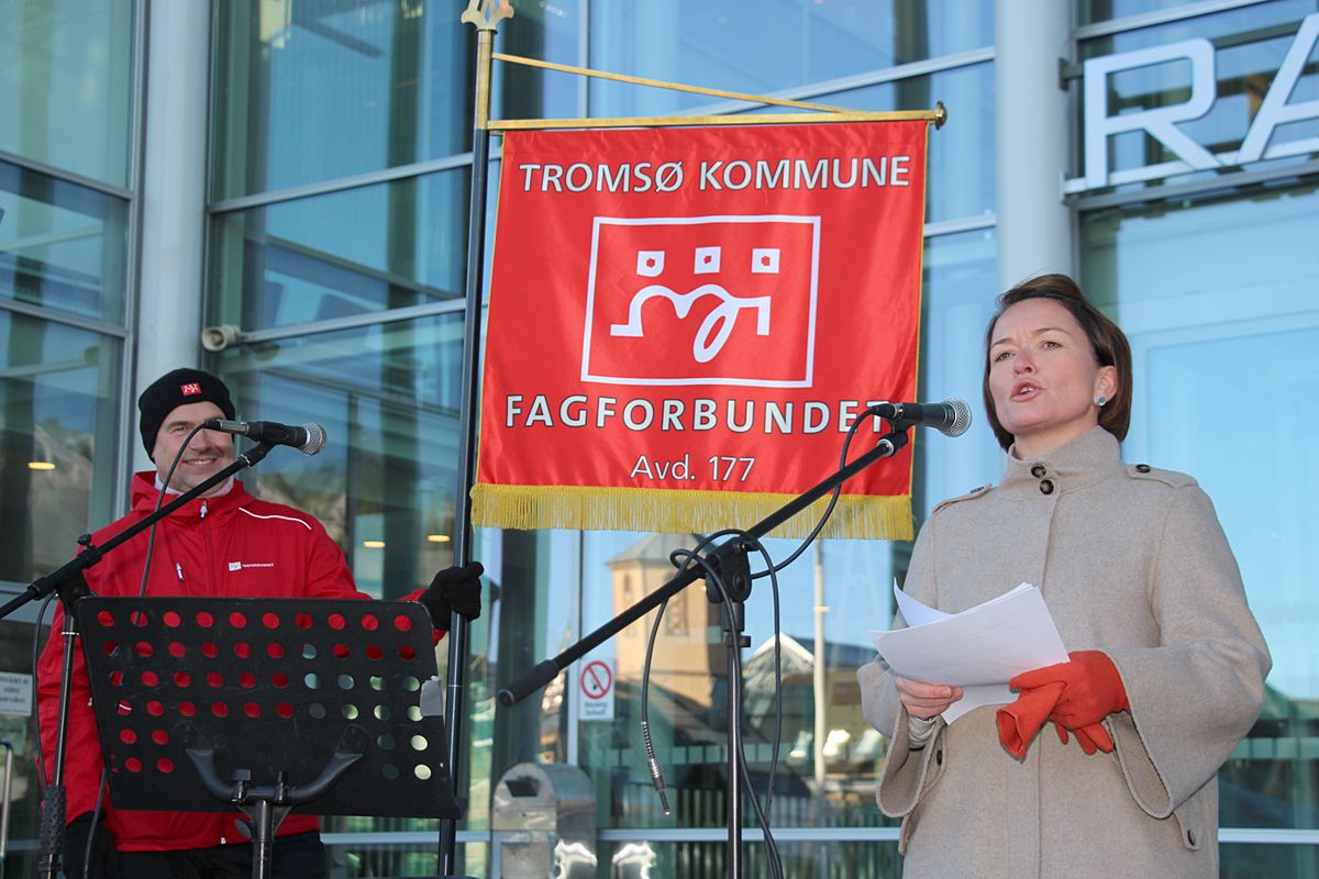 Nestleder i Fagforbundet, Sissel Skoghaug holder appell foran rådhuset i Tromsø. Foto: Kari-Sofie Jenssen