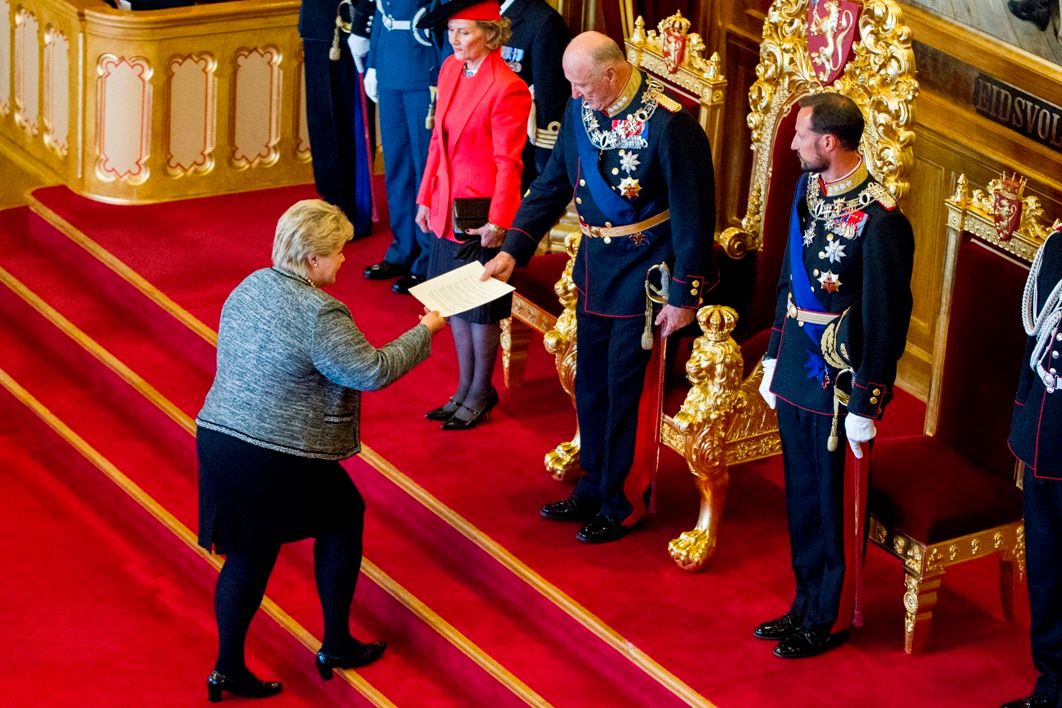 Statsminister Erna Solberg (H) overrekker trontalen til kong Harald som er flankert av dronning Sonja og kronprins Haakon under den høytidelige åpningen av det 160. storting fredag. Foto: Vegard Wivestad Grøtt / NTB scanpix