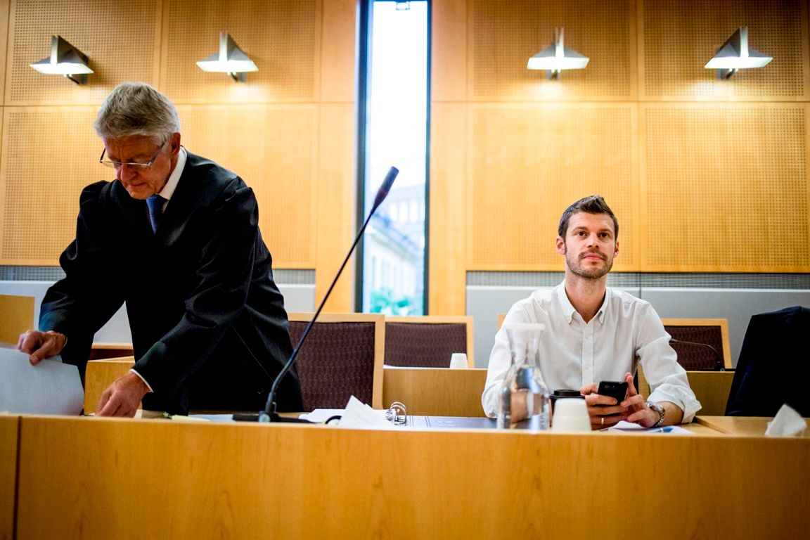 Bystyremedlem Bjørnar Moxnes (Rødt, t.h.) med forsvarer Harald Stabell før rettssaken mot Moxnes startet i dag, torsdag. Foto: Magnus Knutsen Bjørke