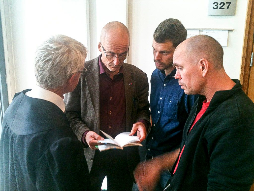 Forsvarer Harald Stabell drøfter saken under en dramatisk pause i retten i dag med vitnet Erling Folkvord, tiltalte Bjørnar Moxnes og vitnet hjelpepleier Stig Berntsen.