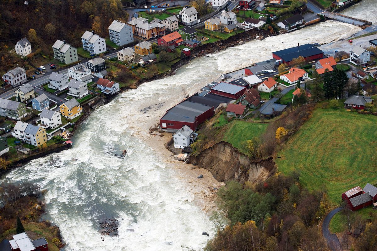Flere hus gikk tapt i flommen i Odda i fjor. Nå vurderer flere vestlandsordførere å gå imot gamle vernevedtak for å utbygge vassdrag og forebygge flom. Arkivfoto: Marit Hommedal / NTB scanpix