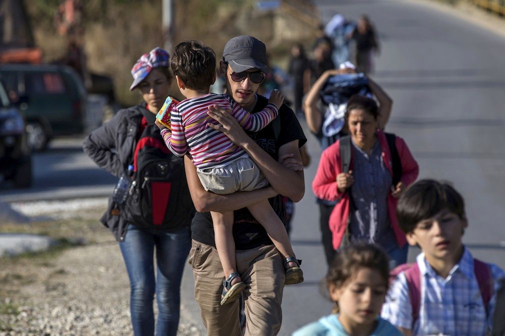 Tusenvis av flyktninger er på vei nordover, som disse syrerne som nå går til fots gjennom Serbia. Norske myndigheter forbereder økt bosetting de kommende årene. Foto: Marko Djurica, Reuters/NTB scanpix