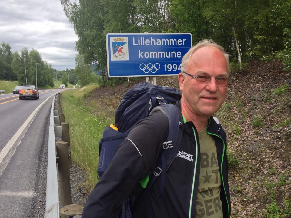 Tirsdag passerte Hans Seierstad kommunegrensa til Lillehammer på sin vandring langs pilegrimsleden. Foto: Privat