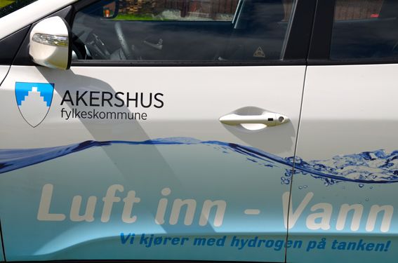 Akershus fylkeskommune eier én av de 21 hydrogenbilene som ruller rundt i Oslo og Akershus. Men foreløpig må bilen holde seg i distriktet. Fyllestasjonene for slike biler ligger alle i østlandsområdet. Foto: Britt Glosvik