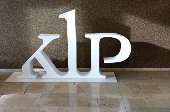 KLP har varslet Vestland fylkeskommune om at selskapet vil kreve midlertidig forføyning mot avgjørelsen om å tildele Storebrand kontrakten.