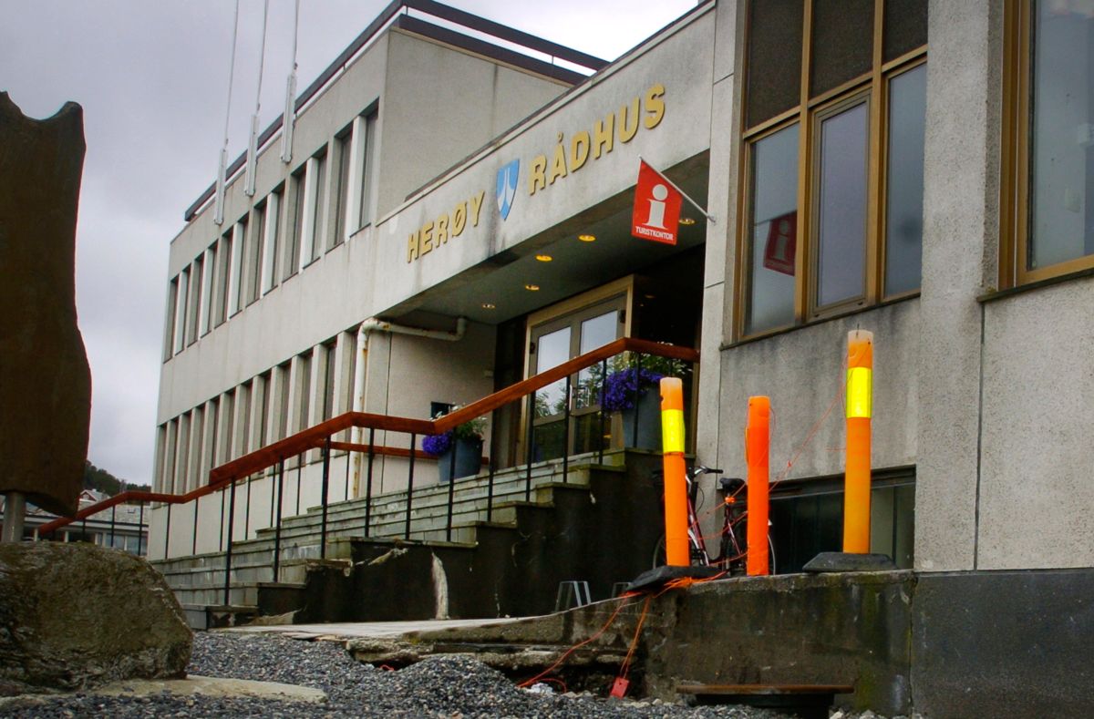 Formannskapet i Herøy hadde et møte om rådmannens arbeidsforhold, men ikke på rådhuset. Arkivfoto: Fridgeir Valderhaug