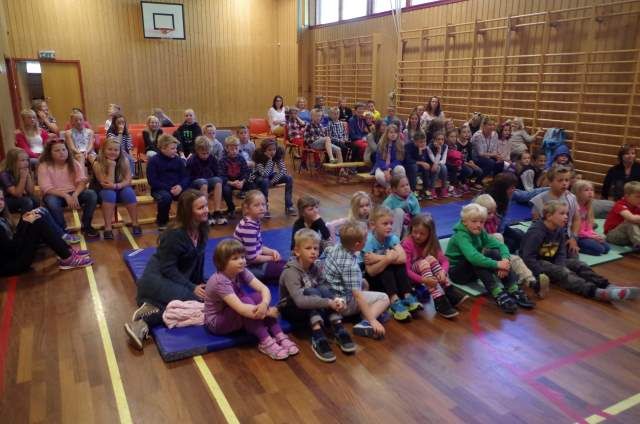 Elevene ved Ekerhovd skule i Fjell kommune var samlet for siste gang 20. juni. Foto: Fjell kommune