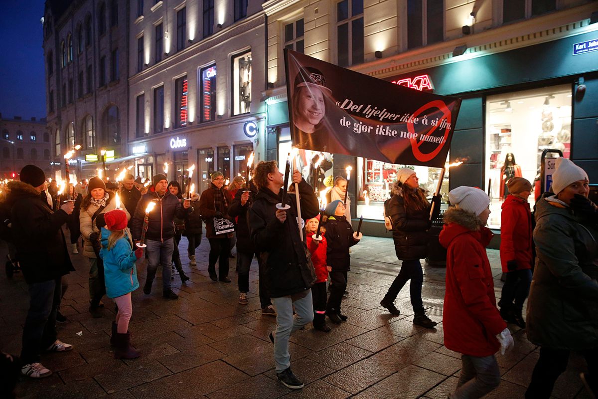 Flere tusen gikk søndag ettermiddag i fakkeltog mot mobbing i kjølvannet av Odin-saken. Foto: Terje Bendiksby / NTB scanpix