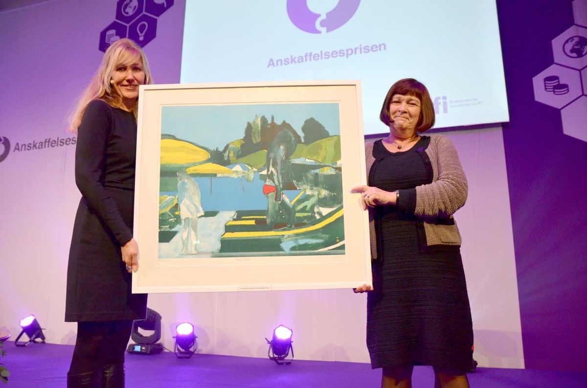 Prisutdeler Marianne von Krogh (t.v.), spesialrådgiver i Innovasjon Norge, overrakte prisen til fagsjef Eva Hurtig i Oslo kommune. Foto: Difi