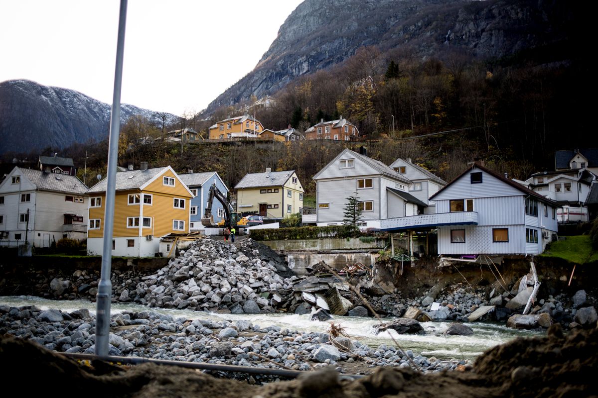 NVE er i gang med hastetiltak etter flommen i Odda. Foto: Magnus Knutsen Bjørke