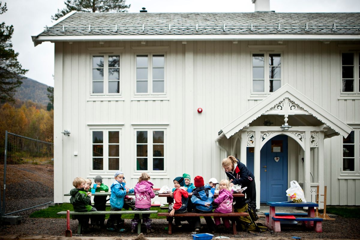 Det blir færre og større barnehager. Det går nå 282.000 barn i 6.466 barnehager, i snitt 44 barn. Her en barnehage i Gjemnes. Foto: Magnus Knutsen Bjørke.