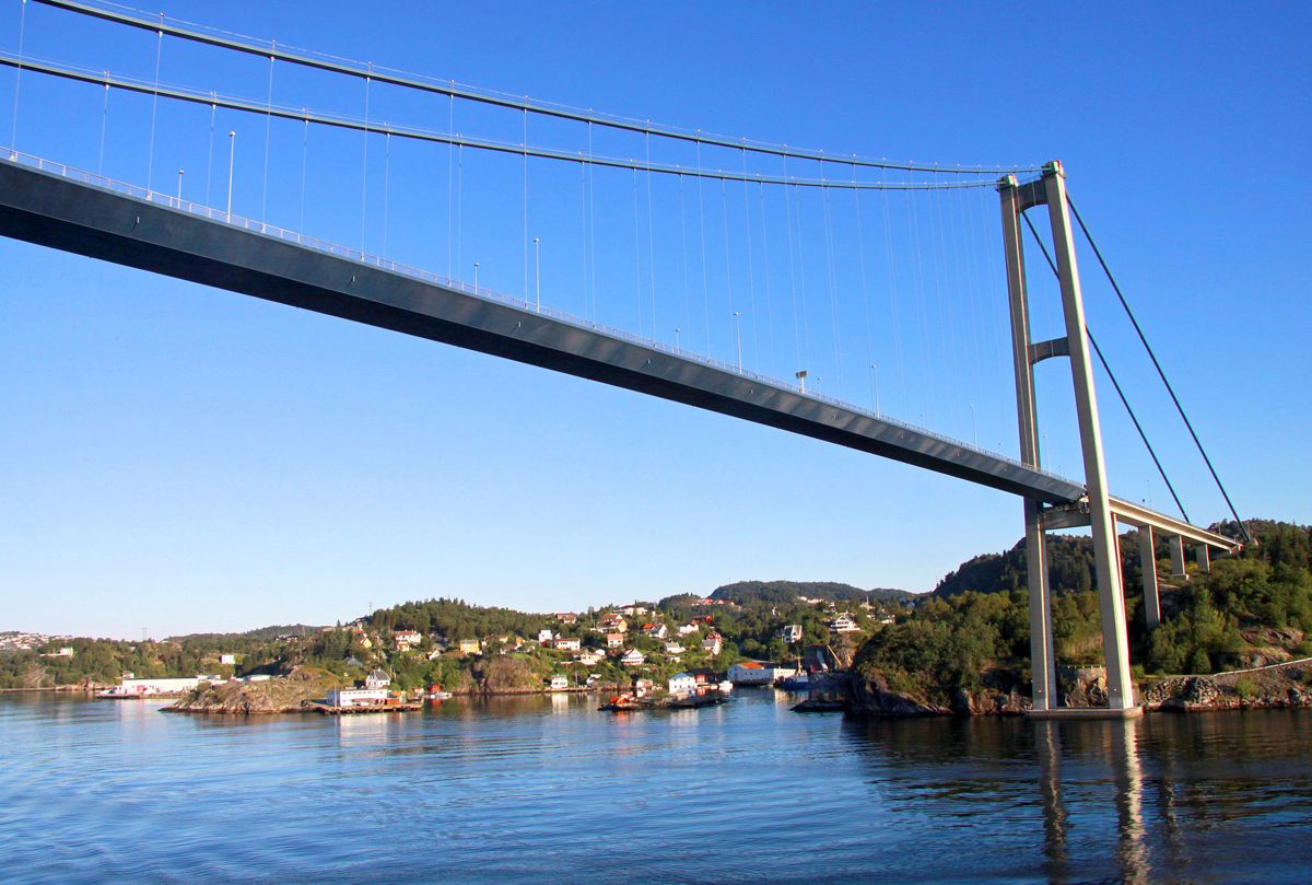 Askøy-brua har gitt kort vei til Bergen og kraftig vekst i kommunen. Men de økonomiske marginene er svært små. Foto: Guillaume Baviere, Wikimedia (Creative Commons-lisens)