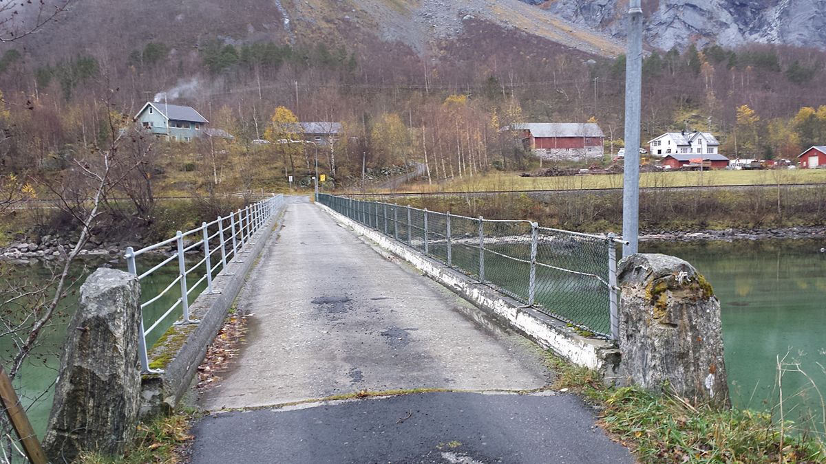 Området under fjellet Mannen i Romsdal blir onsdag evakuert etter frykt for at det når som helst kan komme et stort steinras. En bro over Rauma ved Lyngheim er varslet at vil bli stengt i løpet av onsdag kveld. Foto: Lars Smisethjell / NTB scanpix