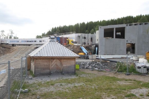 Byggingen av nye Finnsnes Ungdomsskole i Lenvik kommune har skapt en rekke bruduljer for kommunen. Nok en gang havner en sak med forbindelse til skole hos klageorganet Kofa. Foto: Fredrik Kampevoll