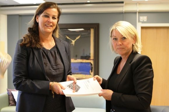 Advokat Inger-Roll Matthiesen overleverte i juni Forenklingsutvalgets forslag til næringsminister Monica Mæland. Foto: Næringsdepartementet