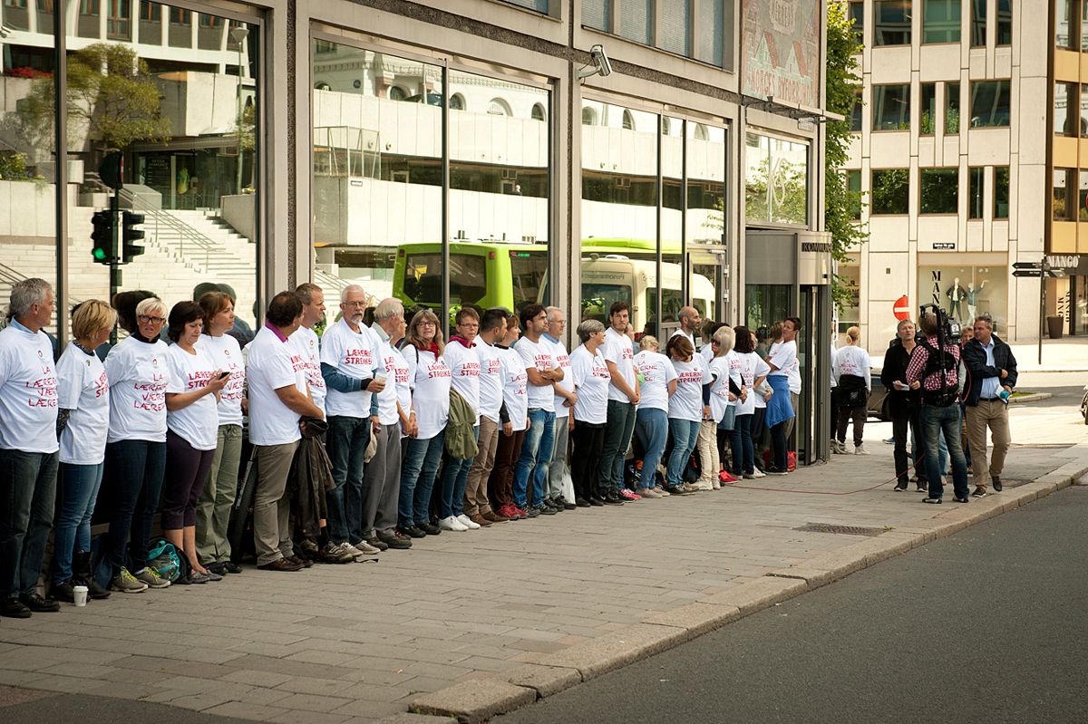 Streikende lærere tok oppstilling rundt Kommunenes Hus tirsdag da det var hovedstyremøte i KS. Foto: Terje Lien