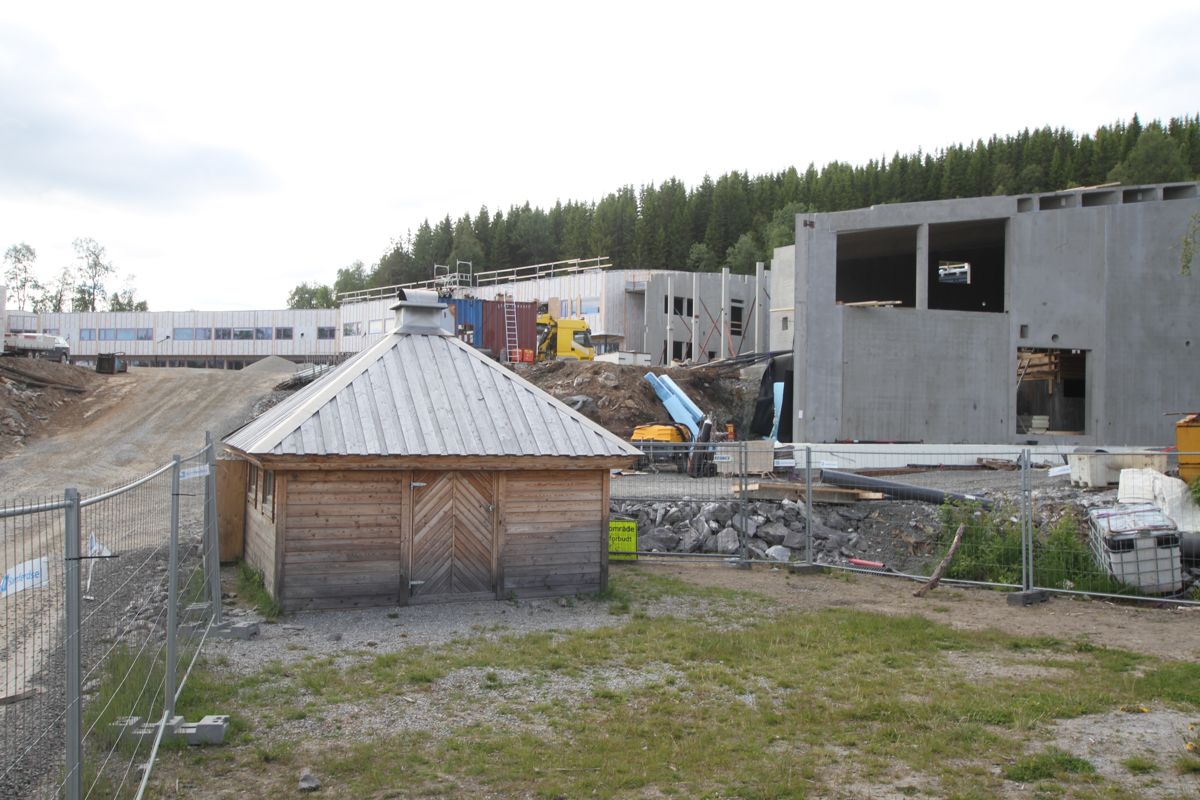 Byggingen av nye Finnsnes Ungdomsskole i Lenvik kommune har skapt bruduljer for kommunen. Nå har både ESA og Kofa sagt at de brøt loven da de brukte feil anbudskode. Foto: Fredrik Kampevoll