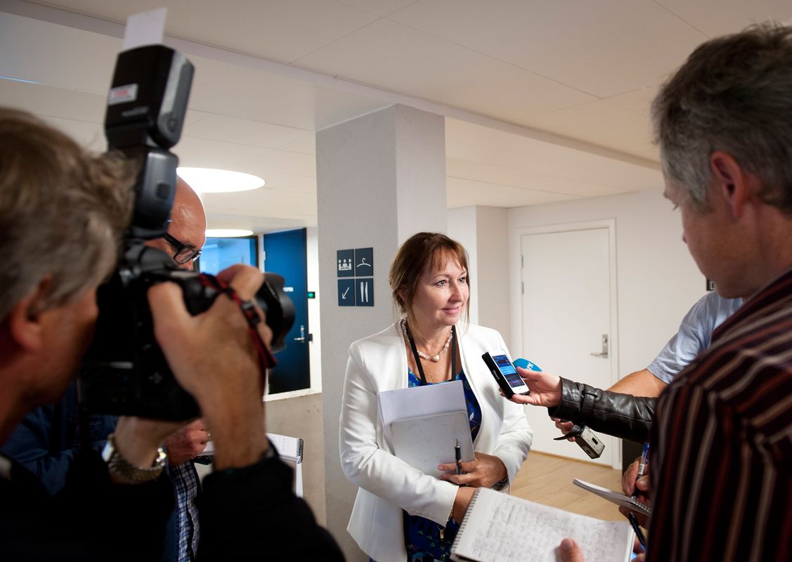 KS-leder Gunn Marit Helgesen snakket med pressen på vei inn til å diskutere lærerkonflikten i hovedstyret. Foto: Terje Lien