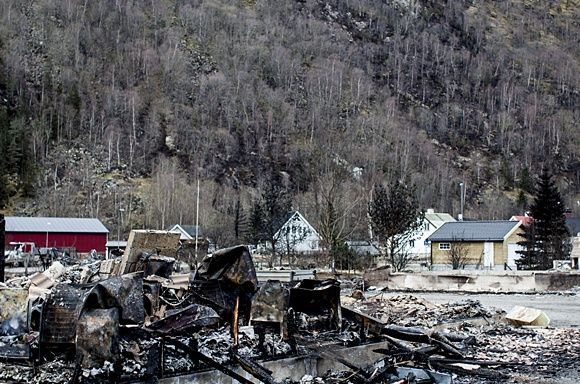 Store deler av Lærdal lå i ruiner etter brannen som herjet i januar. Foto: Magnus Knutsen Bjørke