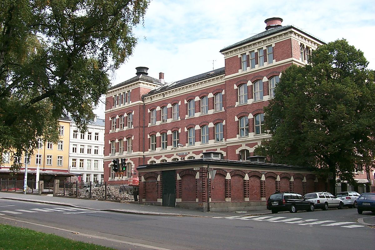 Under ombyggingen av Grünerløkka skole i 2012 ble et maleri på 5 x 1,75 meter sporløst borte. Nå må kommunen punge ut. Foto: Utdanningsetaten