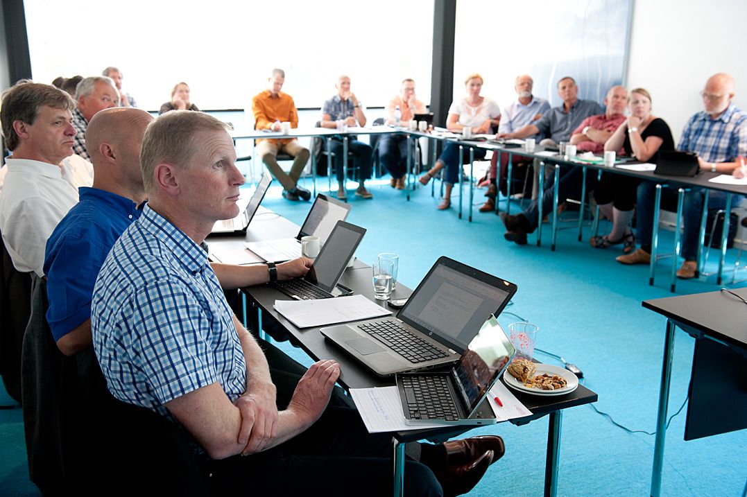 Stokke-ordfører Erlend Larsen (H) (foran) under mandagens presentasjon av spørreundersøkelsen om kommunesammenslåing. Foto: Terje Lien