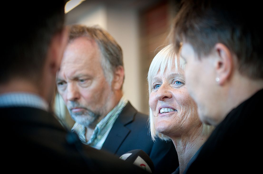 Forhandlingsleder Per Kristian Sundnes i KS og Unios forhandlingsleder Ragnhild Lied har akseptert riksmeklerens forslag til ny arbeidstidsavtale for lærerne. Foto: Lisa Rypeng