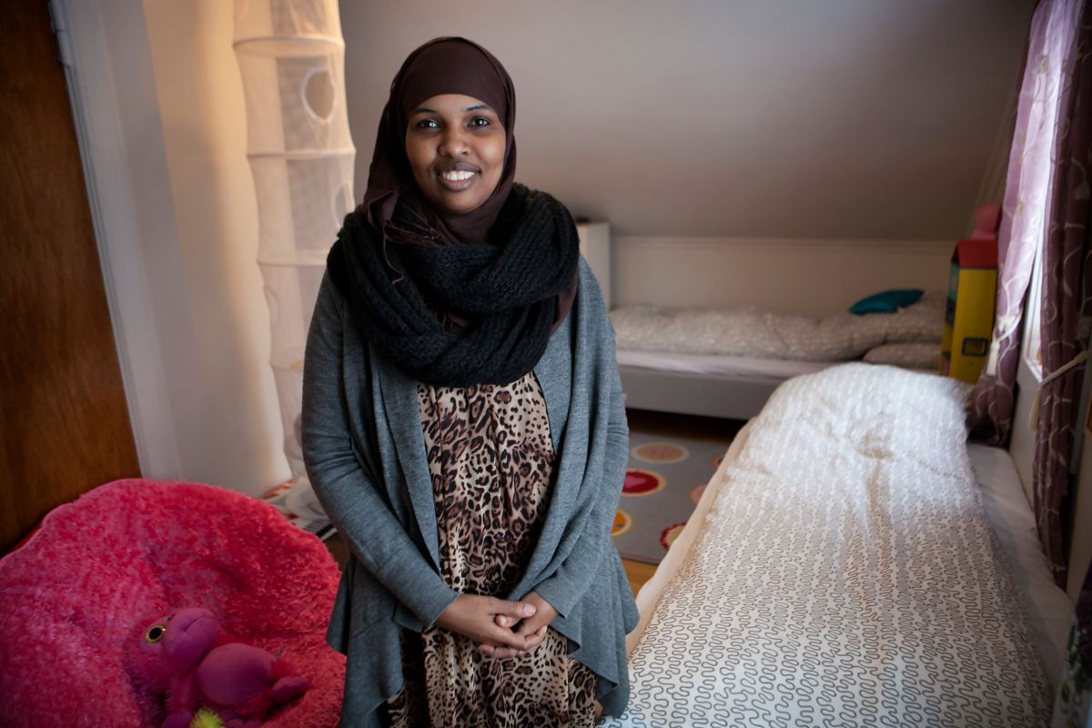 Maryan Muse Ahmed er en av flyktningene som ble bosatt i Norge i fjor, i Nittedal. Barneminister Solveig Horne håper bosettingsprisen skal bidra til at flere blir bosatt ute i kommunene. Arkivfoto: Ivan Tostrup.