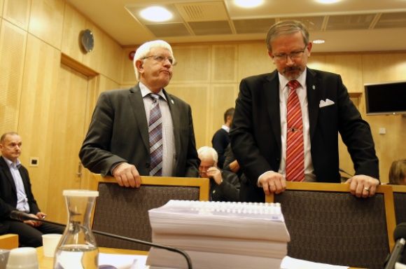 Ordførerkollegaene Asgeir Almaas og Petter Steen jr. var tynget av alvorets stund da retten ble satt i januar. Foto: Henning Aarset