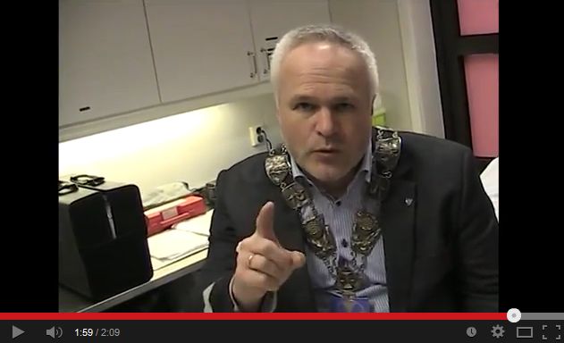 Ibestad-ordfører Dag Sigurd Brustind jakter på ny kommuneoverlege på YouTube. Faksimile: YouTube