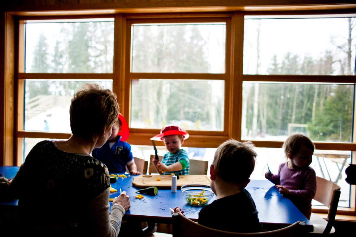 Utdanningsdirektoratet sier seg enige med KS og PBL i at barnehagebarn skal regnes som 3-åringer fra 1. august det året de fyller 3 år. Illustrasjonsfoto: Magnus Knutsen Bjørke.