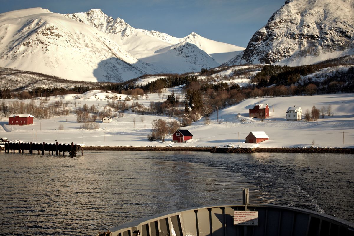 Når den nye forbindelsen på Bjarkøy er bygd, er det fremdeles én ferje igjen mellom øyriket og fastlandet. Foto: Eivind Natvig