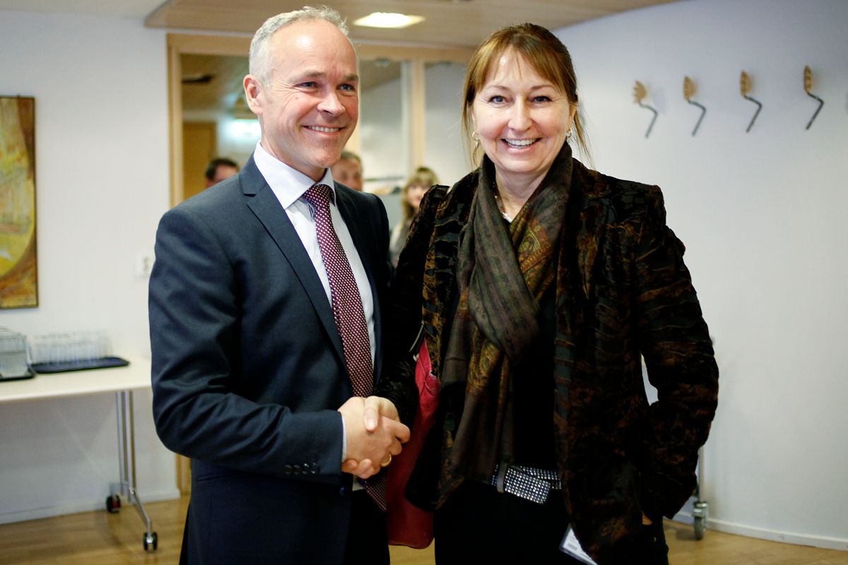 Kommunalminister Jan Tore Sanner (H) møtte KS-leder Gunn Marit Helgesen (H) til det første konsultasjonsmøtet tirsdag. Foto: Ivan Tostrup