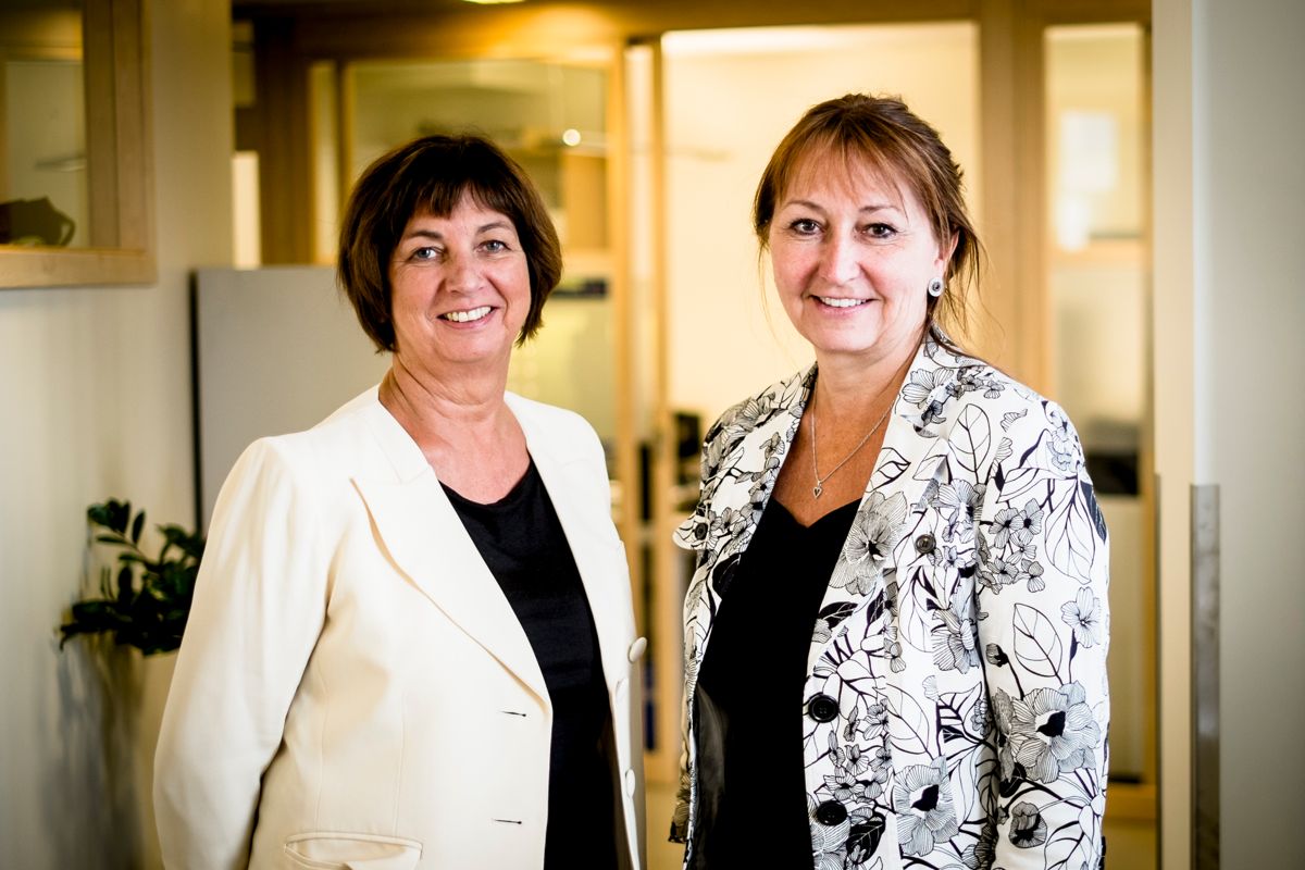 Sigrun Vågeng og Gunn Marit Helgesen poserte sammen da medlemsundersøkelsen til KS ble presentert i august. Foto: Magnus K. Bjørke