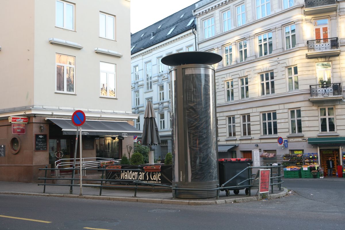 Nedstigningstårnene, vanligvis dekket med reklame, preger fortsatt bybildet i Oslo, tre år etter at de skulle vært fjernet. Foto: Vegard F. Venlig