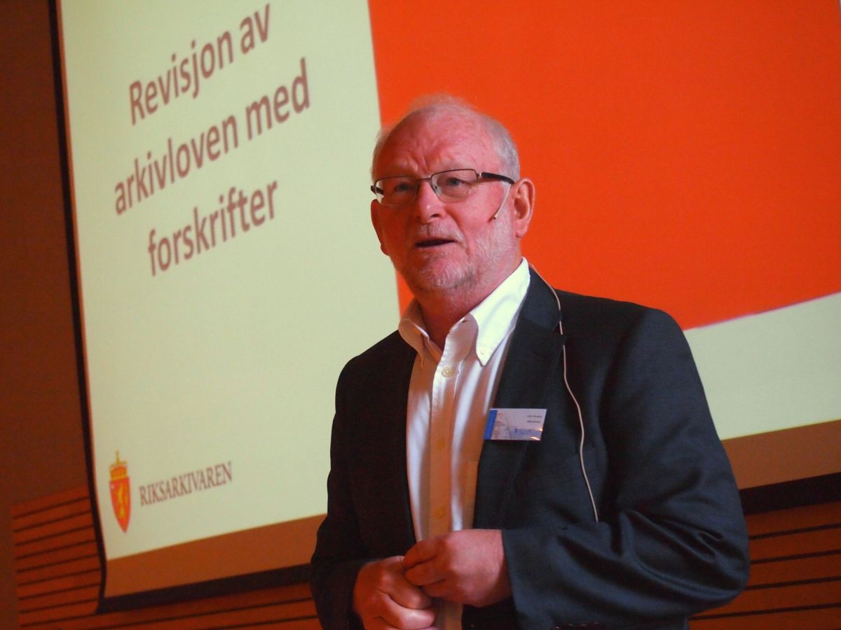 Riksarkivar Ivar Fonnes fortalte om arbeidet med å revidere arkivloven, på en årlig konferanse for den kommunale arkivsektoren. Foto: Vegard Venli