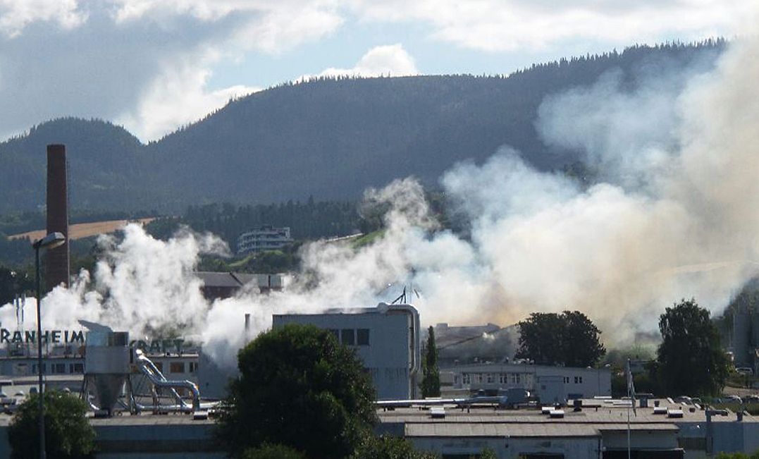 Det brenner i papirlageret til Peterson Packaging på Ranheim utenfor Trondheim. Eksplosjonsfare gjør at brannvesenet vurderer evakuering av området rundt lageret. Foto: Joakim Halvorsen / NTB scanpix