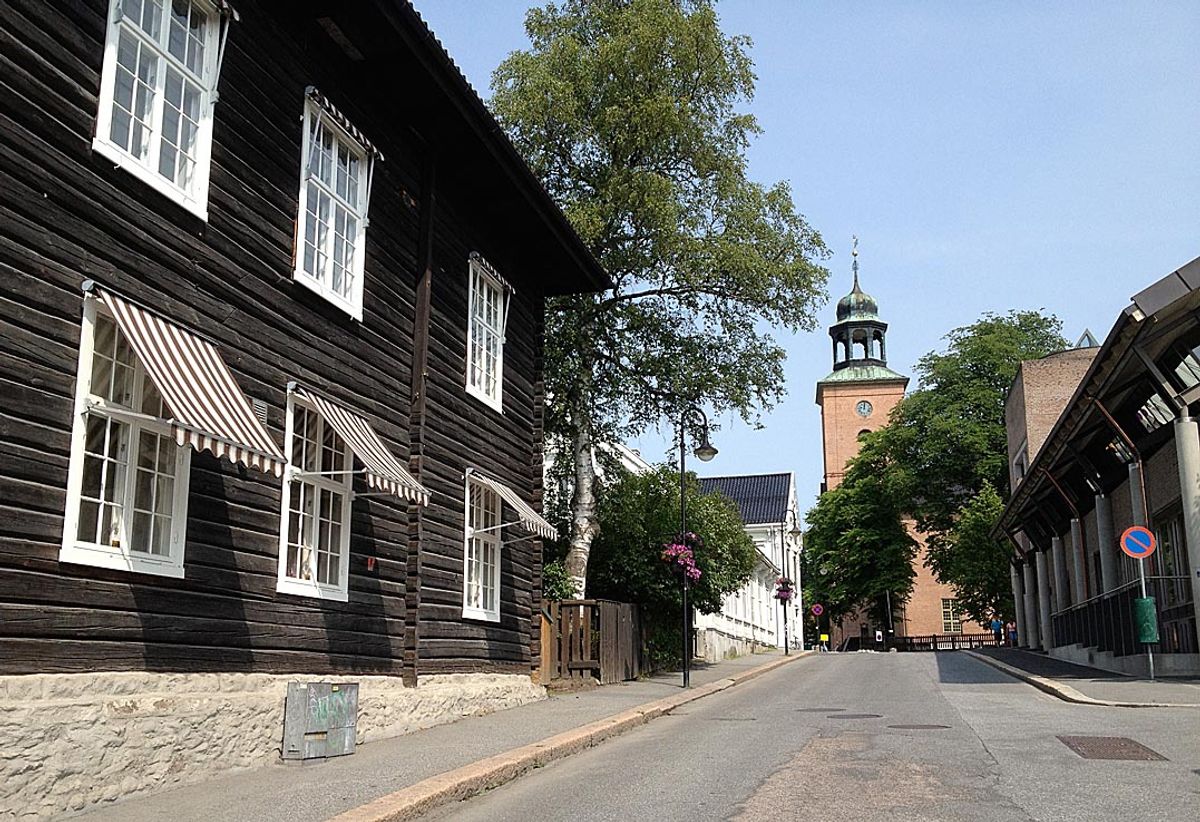 Kongsberg kirke ble innviet i 1771 og er den største barokk-kirken i Norge. Til høyre i bildet ligger byens rådhus. Foto: Terje Lien