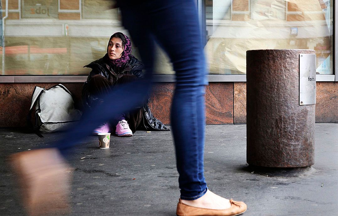 Romkvinnen Gina Ionescu tigger i Oslo sentrum for å skaffe penger til melk, mat, klær og etter hvert skolegang til sine tre barn hjemme i Romania. Nettene tilbringer hun under Sinsenkrysset Foto: Marte Christensen / NTB scanpix