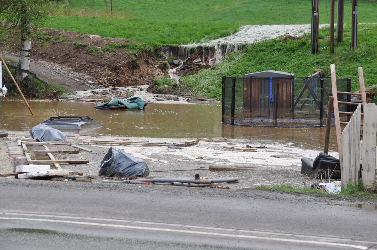 Denne eiendommen i Gata i Stange kommune ble oversvømt i løpet av kort tid. Bilen ble slukt av vannet. Foto: Heidi Kristiansen/Stange kommune