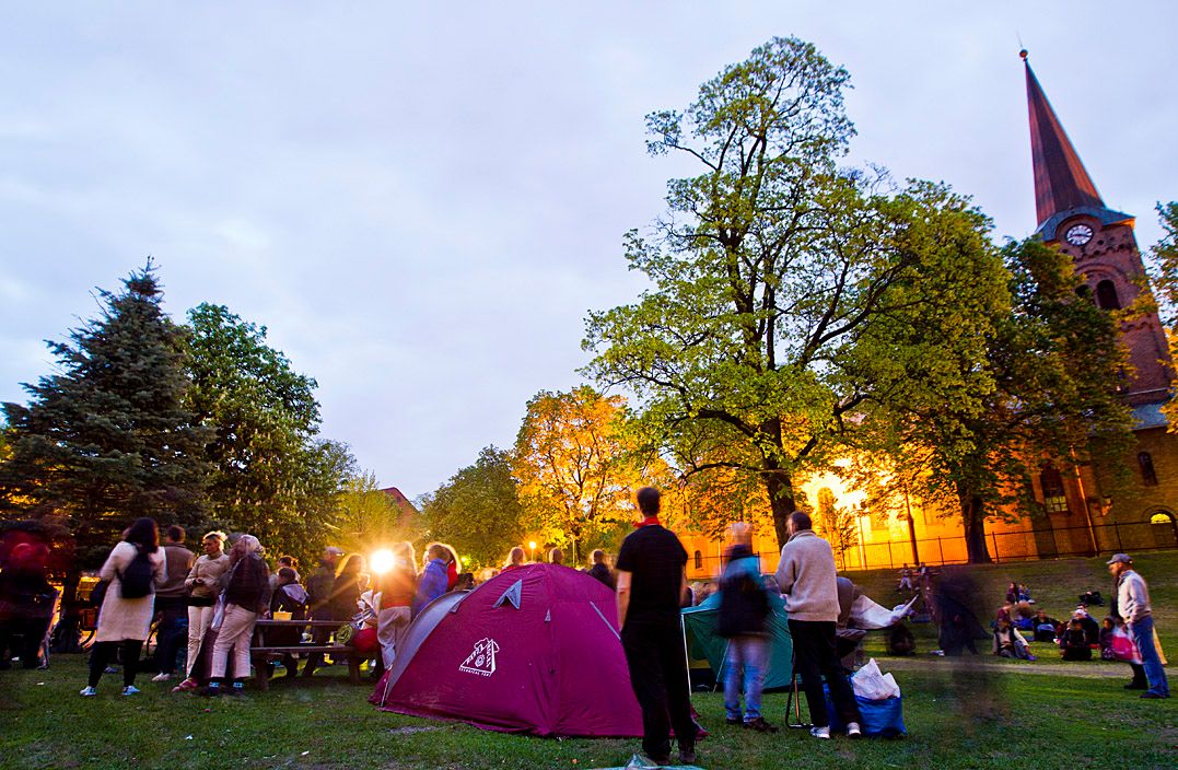 Prester og lekfolk skal sove ute i Sofienbergparken i Oslo mandag kveld, i protest mot overnattingsforbudet i byens parker og grøntarealer. Foto: Vegard Grøtt / NTB scanpix