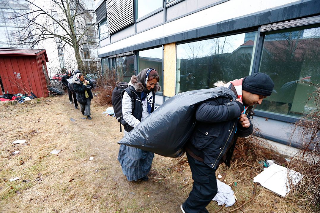 De 14 personene som hadde bosatt seg i et tomt hybelhus på Skøyen i Oslo, ble mandag ettermiddag kastet ut av politiet. Foto: Heiko Junge / NTB scanpix