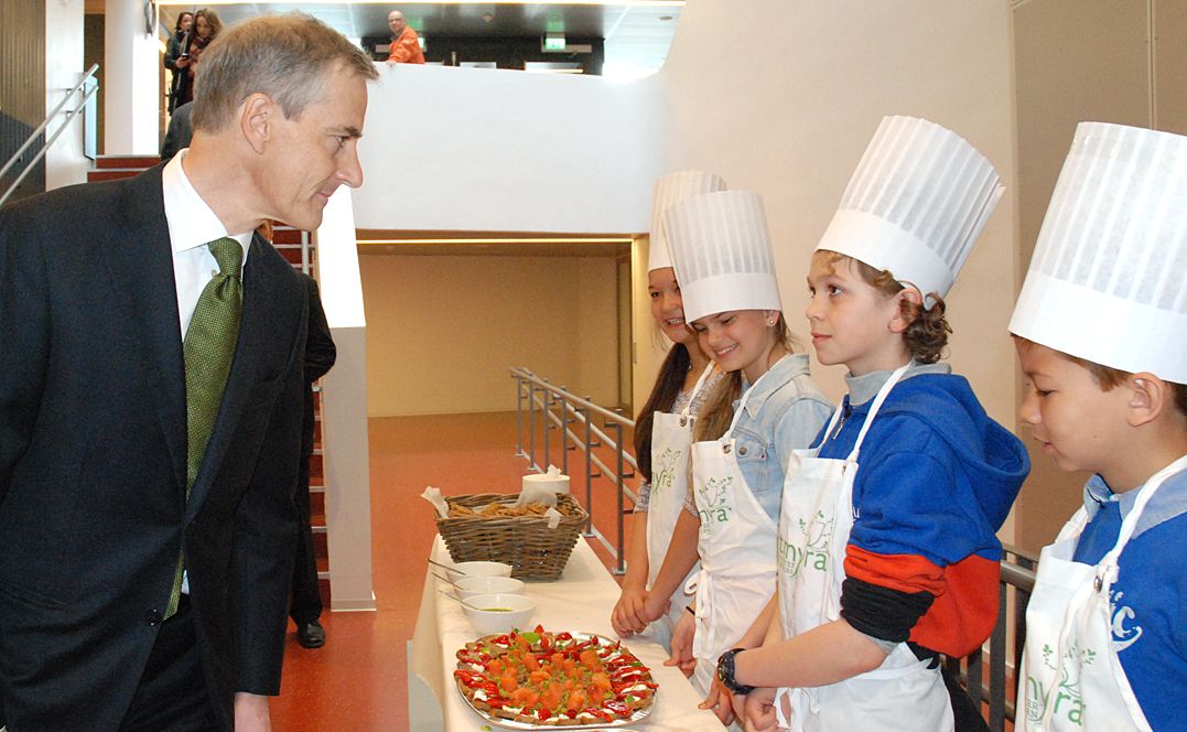 Paul Philip Mørch, Brage Birkeland Wiese, Embla Bolan Karlsenborn og Sofie Lorentzen fra 6. trinn ved Nedre Bekkelaget skole sto for serveringen da helseministeren la fram stortingsmeldingen om folkehelse. Foto: Berit Almendingen.