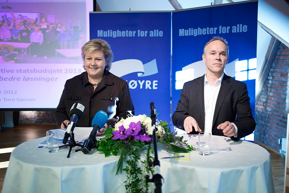 Partileder i Høyre, Erna Solberg, og nestleder Jan Tore Sanner presenterte torsdag Høyre sitt alternative statsbudsjett. Foto: Kyrre Lien / NTB scanpix