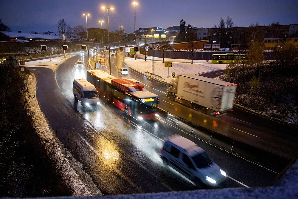 Høyre vil gi enda mer penger til byer som klarer å lokke de reisende over fra bil til buss og bane. Foto: Thomas Winje Øijord / NTB scanpix