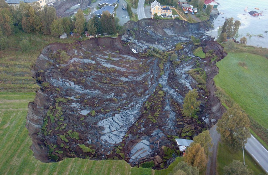 Store mengder kvikkleire raste ut i fjorden ved Lyngseidet 3. september 2010. Foto: Andrea Taurisano, NVE