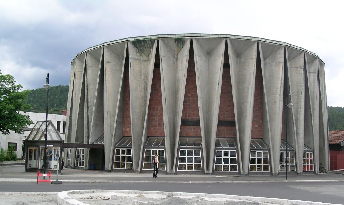 Kongsberg kino er et ekesmpel på et kommunalt foretak hvor styremøtene som hovedregel vil gå for åpne dører. Foto: Wikimedia Commons/Mahlum