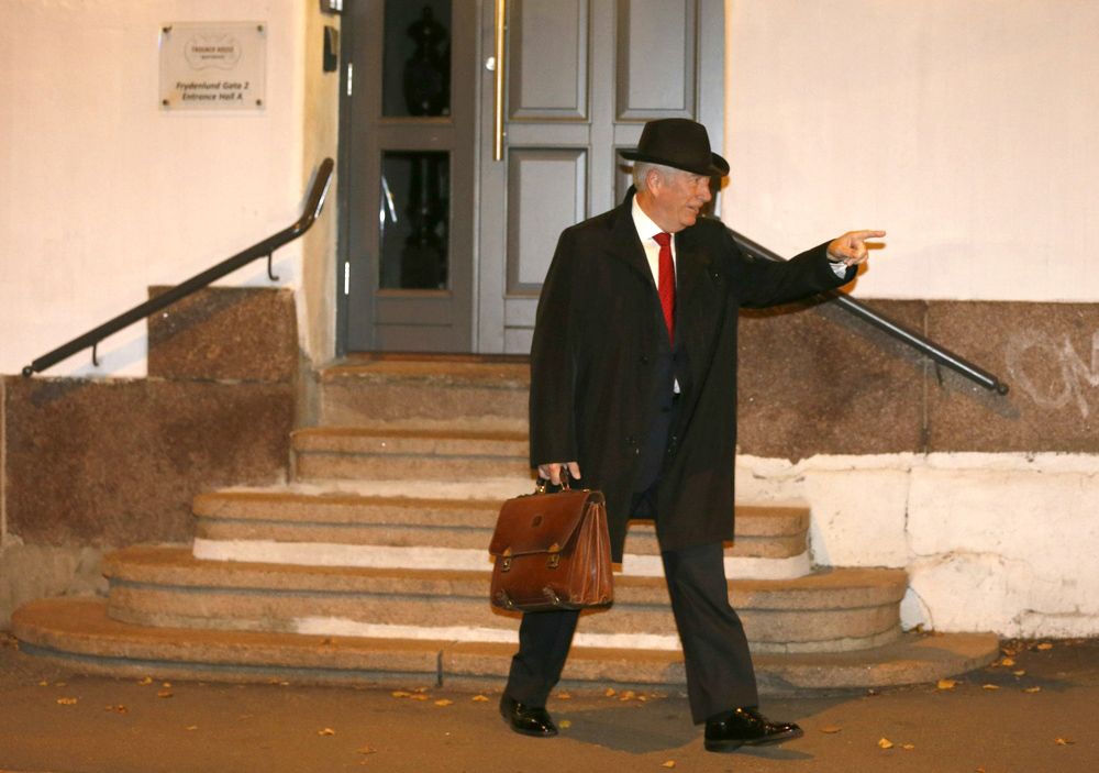 Finansminister Sigbjørn Johnsen (Ap) utenfor sin bolig mandag morgen. Foto: Lise Åserud / NTB scanpix