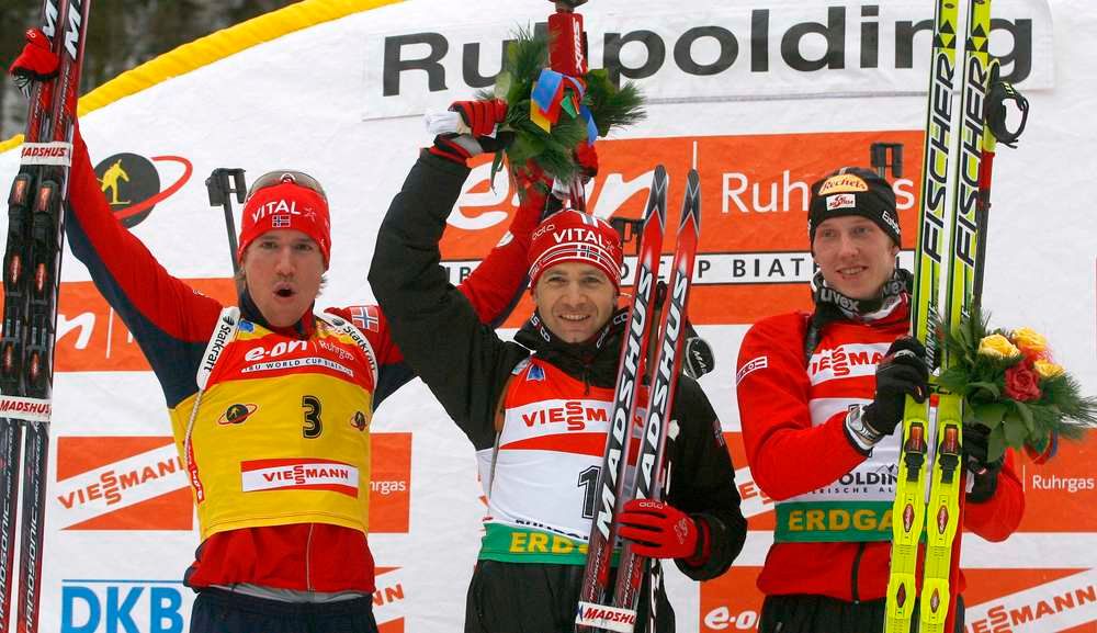De Unibuss-ansatte fikk oppleve Ole Einar Bjørndalen (midten) vinne verdenscupen, foran Emil Hegle Svendsen (t.v.) og Dominik Landertinger. Foto:  Reuters/Alexandra Beier/Scanpix